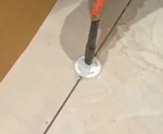天宁瓷砖空鼓维修公司专业解答瓷砖在铺贴过程中，如果没有涂抹均匀到位的粘结材料（如水泥砂浆或瓷砖胶），可能会导致以下问题